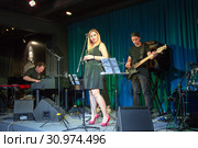 Певица Юлия Дьячковская с группой музыкантов на сцене джаз клуба Everjazz (2016 год). Редакционное фото, фотограф Евгений Ткачёв / Фотобанк Лори