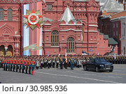 Репетиция празднования Дня Победы в Москве. Главнокомандующий Сухопутными войсками Российской Федерации генерал армии Олег Леонидович Салюков готовится к проезду перед строем солдат на автомашине "Аурус" (2019 год). Редакционное фото, фотограф Игорь Долгов / Фотобанк Лори