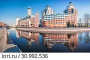 Москва. Бизнес-центр "Риверсайд Тауэрс". Riverside Towers Business Center (2019 год). Стоковое фото, фотограф Baturina Yuliya / Фотобанк Лори