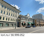 Москва, улица большая лубянка летом (2019 год). Редакционное фото, фотограф Овчинникова Ирина / Фотобанк Лори