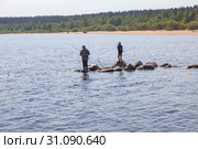 Рыбаки на реке Воукса (2019 год). Редакционное фото, фотограф Parmenov Pavel / Фотобанк Лори