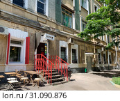 Москва, экспресс-кофейня Cezve Coffee. Адрес: Подсосенский переулок, 8 ст2 (2019 год). Редакционное фото, фотограф Овчинникова Ирина / Фотобанк Лори