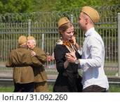 Пожилые и молодые участники флэшмоба вальс Победы «Весна 45-го года». Танцующие пары на площадке у Останкинской телебашни (2019 год). Редакционное фото, фотограф Наталья Николаева / Фотобанк Лори