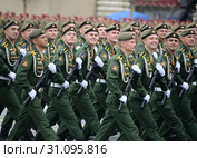 Курсанты военной академии радиационной, химической и биологической защиты имени Маршала Советского Союза С.К.Тимошенко во время парада на Красной площади в честь Дня Победы (2019 год). Редакционное фото, фотограф Free Wind / Фотобанк Лори