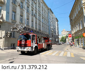 Москва, Пожарная машина на базе итальянского автомобиля Iveco Magirus в Лялином переулке летним днем (2019 год). Редакционное фото, фотограф Овчинникова Ирина / Фотобанк Лори