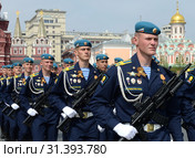 Курсанты Рязанского воздушно-десантного командного училища им. В.Ф. Маргелова (РВВДКУ) на Красной площади во время празднования 74-й годовщины Победы (2019 год). Редакционное фото, фотограф Free Wind / Фотобанк Лори