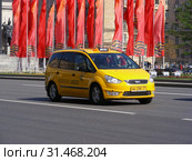 Желтый автомобиль такси «Next Taxi». Кутузовский проспект. Город Москва. Россия (2015 год). Редакционное фото, фотограф lana1501 / Фотобанк Лори