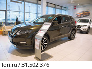 Новый оливковый Nissan X-Trail (2019) в шоуруме официального дилера "Ниссан" Редакционное фото, фотограф Виктор Карасев / Фотобанк Лори