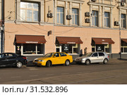 Столовая, чебуречная. Кожевническая улица, 1, строение 1. Район Замоскворечье. Город Москва (2014 год). Редакционное фото, фотограф lana1501 / Фотобанк Лори