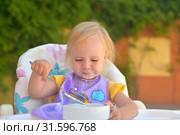 Маленькая девочка сама есть йогурт и испачкалась. Стоковое фото, фотограф Арестов Андрей Павлович / Фотобанк Лори