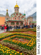 Седьмой традиционный фестиваль живых цветов в ГУМе. Июль 2019 года. Красная площадь. Казанский собор. Город Москва. Редакционное фото, фотограф Владимир Сергеев / Фотобанк Лори