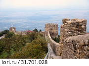 Fragment of the city wall in Signagi (Sighnaghi) against the background of the Alazani Valley, Kakheti, Georgia (2018 год). Стоковое фото, фотограф Юлия Бабкина / Фотобанк Лори