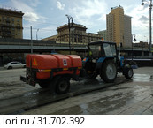 Трактор-поливалка с прицепом воды (2019 год). Редакционное фото, фотограф Ирина Терентьева / Фотобанк Лори