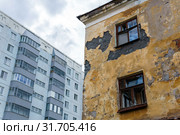 Abandoned house on the background of a modern apartment building. Стоковое фото, фотограф Евгений Харитонов / Фотобанк Лори