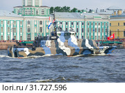 Противодиверсионный катер "Нахимовец" крупным планом. Фрагмент военно-морского парада в честь Дня ВМФ. Санкт-Петербург (2017 год). Редакционное фото, фотограф Виктор Карасев / Фотобанк Лори