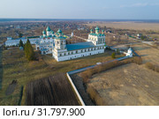 Вид на храмы старинного Николо-Вяжищского монастыря апрельским вечером (аэросъемка). Вяжищи, Новгородская область. Россия (2019 год). Стоковое фото, фотограф Виктор Карасев / Фотобанк Лори
