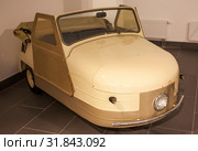 СМЗ С-1Л (эс-один-л) — двухместный трёхколёсный автомобиль-мотоколяска. Музей автомобильной техники УГМК «ХХ век АВТО». Верхняя Пышма. Свердловская область (2019 год). Редакционное фото, фотограф Сергей Афанасьев / Фотобанк Лори