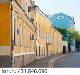 Старомонетный переулок. Летнее утро. Москва. Россия (2019 год). Редакционное фото, фотограф E. O. / Фотобанк Лори