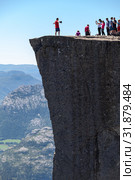 Люди фотографируются на краю скалы Preikestolen (Кафедра проповедника). Норвегия (2018 год). Стоковое фото, фотограф Кекяляйнен Андрей / Фотобанк Лори