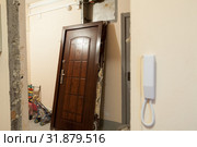 Demounted door is in hall, doorframe is ready for new one, home renovation. Стоковое фото, фотограф Кекяляйнен Андрей / Фотобанк Лори