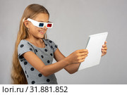 Девочка смотрит в цветные 3D очки, сделанных по анаглифной технологии очков 3D. Стоковое фото, фотограф Иванов Алексей / Фотобанк Лори