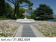 Фонтан в Ливадийском парке с видом на Ялту (2005 год). Редакционное фото, фотограф Дмитрий Неумоин / Фотобанк Лори
