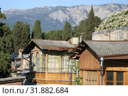 Крым, жилые деревянные дома Большой Ялты (2005 год). Редакционное фото, фотограф Дмитрий Неумоин / Фотобанк Лори