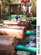 Team of friends overcomes an obstacle course in an amusement park. Стоковое фото, фотограф Яков Филимонов / Фотобанк Лори
