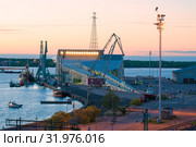 Морской центр Велламо и городской порт в июньские сумерки. Котка, Финляндия (2017 год). Редакционное фото, фотограф Виктор Карасев / Фотобанк Лори