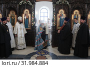 Великое освящение Покровского храма деревни Нововасильевское Лотошинского района, епископ Пётр (2019 год). Редакционное фото, фотограф Дмитрий Неумоин / Фотобанк Лори