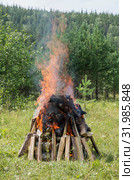Горящий на поляне костёр. Birning campfire. Стоковое фото, фотограф Евгений Романов / Фотобанк Лори