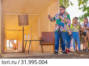 Russia, Samara, June 2019: Lecture by fashion historian Alexander Vasilyev outdoors. Bank of the Volga. Festival "Volga Fest" Редакционное фото, фотограф Акиньшин Владимир / Фотобанк Лори