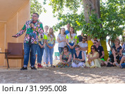 Russia, Samara, June 2019: Lecture by fashion historian Alexander Vasilyev outdoors. Bank of the Volga. Festival "Volga Fest" Редакционное фото, фотограф Акиньшин Владимир / Фотобанк Лори
