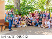 Russia, Samara, June 2019: Lecture by fashion historian Alexander Vasilyev outdoors. Bank of the Volga. Festival "Volga Fest" Редакционное фото, фотограф Акиньшин Владимир / Фотобанк Лори