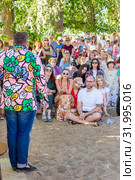 Russia, Samara, June 2019: Lecture by fashion historian Alexander Vasilyev outdoors. Bank of the Volga. Festival "Volga Fest" Редакционное фото, фотограф Акиньшин Владимир / Фотобанк Лори