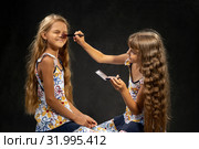 Девочка зажмурила глаза , когда другая девочка пудрит ей носик кистью. Стоковое фото, фотограф Иванов Алексей / Фотобанк Лори