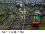 Грузовой магистральный тепловоз ЧМЭЗ-3533 с составом из цистерн (2019 год). Редакционное фото, фотограф Андрей Дегтярёв / Фотобанк Лори