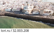 Aerial view of cityscape and harbour of Spanish city of Cadiz on peninsula in Atlantic Ocean (2019 год). Стоковое видео, видеограф Яков Филимонов / Фотобанк Лори
