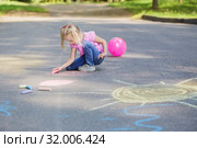 little girl draws with chalk on pavement. Стоковое фото, фотограф Майя Крученкова / Фотобанк Лори