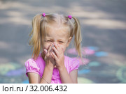 little girl draws with chalk on pavement. Стоковое фото, фотограф Майя Крученкова / Фотобанк Лори