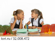 Одноклассницы показывают друг другу язык. Стоковое фото, фотограф Иванов Алексей / Фотобанк Лори