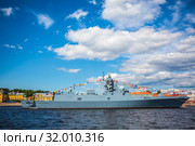 Пришвартованный корабль береговой охраны России у пристани в Санкт-Петерберге ко дню военноморского флота (2019 год). Редакционное фото, фотограф Андрей Атрощенко / Фотобанк Лори