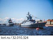 Пришвартованный корабль береговой охраны России у пристани в Санкт-Петерберге ко дню военноморского флота (2019 год). Редакционное фото, фотограф Андрей Атрощенко / Фотобанк Лори