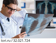 Doctor radiologist looking at x-ray images. Стоковое фото, фотограф Elnur / Фотобанк Лори