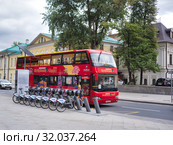 Bicycle rental on the background of a tourist bus (2019 год). Редакционное фото, фотограф Руслан Григолава / Фотобанк Лори