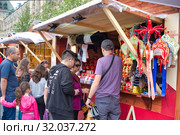 Tourists choose souvenirs, Moscow, Red Square (2019 год). Редакционное фото, фотограф Руслан Григолава / Фотобанк Лори