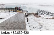 People are on viewpoint of Gullfoss (2017 год). Редакционное фото, фотограф EugeneSergeev / Фотобанк Лори