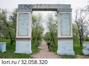 Луганская Народная Республика. Дети на велосипедах в заброшенном парке. Luhansk People's Republic. Children on bicycles in an abandoned Park. (2019 год). Редакционное фото, фотограф Евгений Романов / Фотобанк Лори