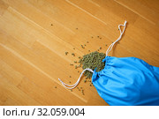 Green mung bean in blue reusable package on wooden background. Copy space. Стоковое фото, фотограф Ольга Балынская / Фотобанк Лори