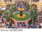 Арбузы и дыни в фонтане на ежегодной ярмарке в центре ГУМа, 2019 год. Летнее оформление интерьера Торгового дома ГУМ. Москва. Редакционное фото, фотограф Владимир Сергеев / Фотобанк Лори